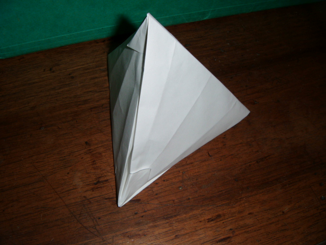 Pyramide
Lazy Modular Tétrahédron 2 de 2 modules diagramme de David Petty plié dans deux carrés de 13x13cm.
