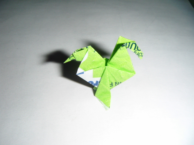 Un Coq
Diagramme du coq de Florence Temko plié dans un papier d'emballage de bonbon à l'eucalyptus carré de 5x5cm.
