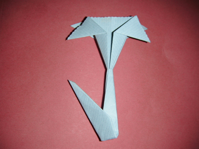 Fleur en deux partie
Fleur faite de deux parties un carré pour la fleur et un autre carré pour la tige, puis assemblée, pliée dans deux carrés de papier kraft bleu ciel de 10x10 cm.Diagramme pris sur le site www.61diy.com.
