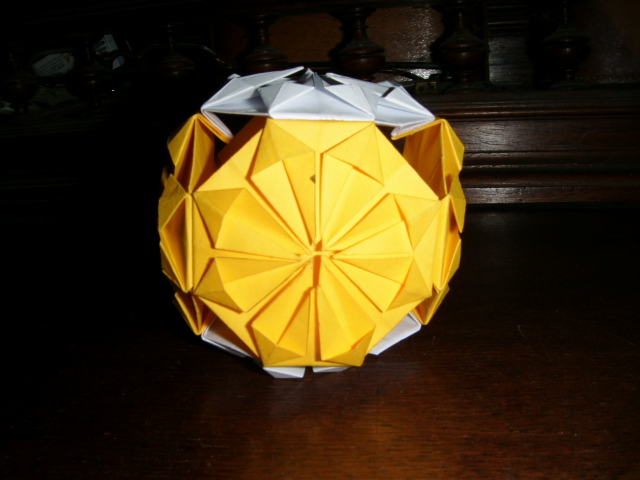 Kusudama Classique
Kusudama classique jaune et blanc de 6 modules carrés de 10x10 cm.Diagramme pris d'un magazine "origami et art du papier" hors-série n°1 spécial initiation.

