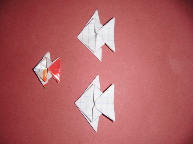 Trois Poisson
Poisson plié 3 fois (diagramme simple de 14 étapes) deux poisson plié chacun dans un carré de 6x6cm de papier petit carreaux et un autre plié dans un carré 4x4cm.
