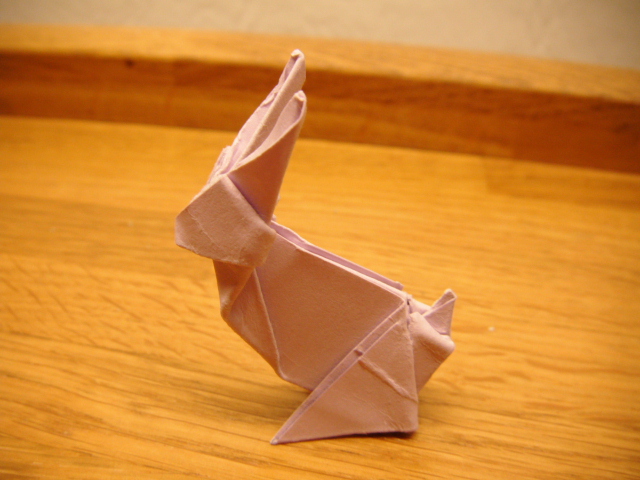Un lapin
Un lapin plié dans une carte simple de couleur carré de 8,2x8,2 cm diagramme du lapin ( qui se tient sur ses pattes arrière) dans le livre "Origami des quatre saisons" de Tomoko Fuse diagramme de 21 étapes.
