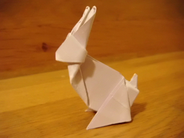 Un lapin
Un lapin plié dans une carte simple de couleur carré de 8,2x8,2 cm diagramme du lapin ( qui se tient sur ses pattes arrière) dans le livre "Origami des quatre saisons" de Tomoko Fuse diagramme de 21 étapes.
