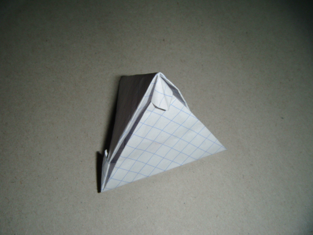 Une Pyramide
Voici le Lazy Modular Tétrahédron 2 de 2 modules diagramme de David Petty plié dans deux carrés de papier petit carreaux 10x10cm.
