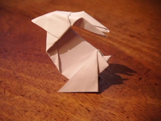 Un lapin
 Lapin mon deuxième de ce livre pour faire la deuxième façon de disposer les oreilles pliées dans un carré de 10x10 cm de papier d'imprimante diagramme du lapin ( qui se tient sur ses pattes arrière) dans le livre "Origami des quatre saisons" de Tomoko Fuse diagramme de 21 étapes.
