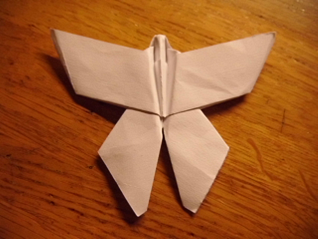 Un Papillon
Papillon plié dans un carré de 11x11 cm de papier d'imprimante diagramme du Papillon dans le livre "Origami des quatre saisons" de Tomoko Fuse diagramme de 20 étapes.
