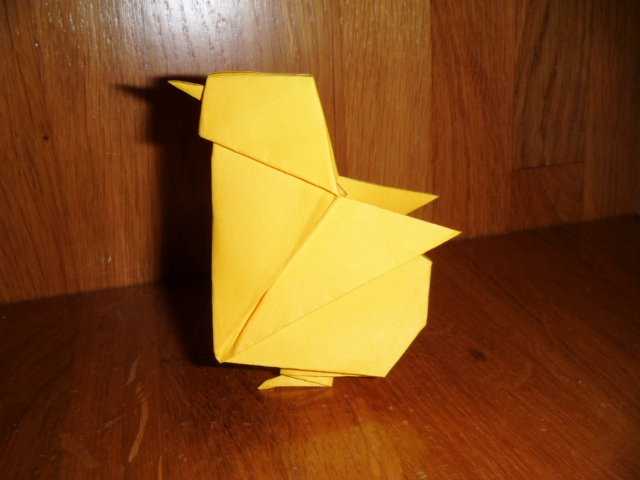 Un Poussin
Poussin de 25 étapes diagramme dans le livre "Origami 2" de ZÜlal AytÜre-Scheele au édition Fleurus et idées plié dans un carré de 14x14cm de papier jaune type imprimante.
