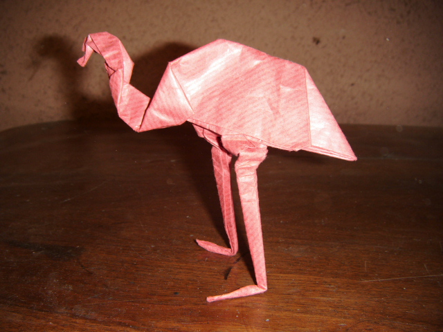 Un Flamant Rose
Un Flamant rose plié dans un carré de papier kraft rouge clair de 30 x 30 cm diagramme dans le livre safari origami de Lionel Albertino et en téléchargement gratuit dans les e-book gratuit du site origami shop.
