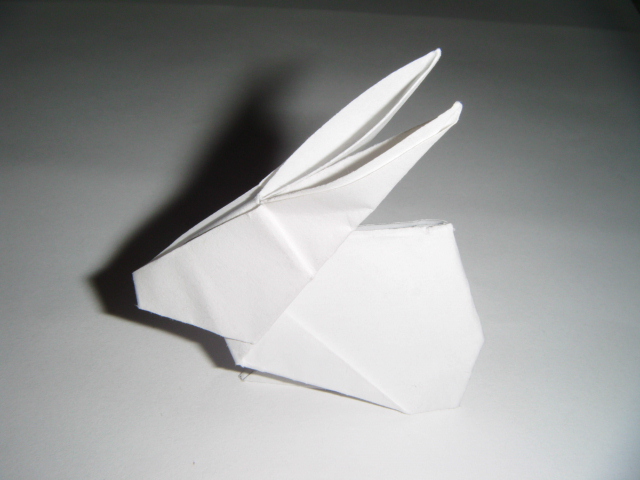 Un lapin
Lapin diagramme de 12 étapes plié dans un carré de 13x13 cm de papier d'imprimante.
