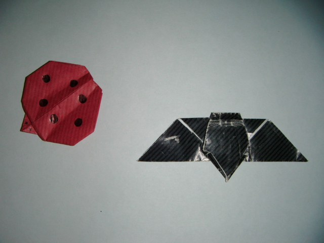 Une coccinelle et une chauve souris
Une coccinelle diagramme simple légèrement modifié du site "Origami chine culture" plié dans un carré de 10x10cm de papier kraft rouge et une chauve souris diagramme simple sur le site "origami club" plié dans un papier cadeau noir carré de 10x10cm.

