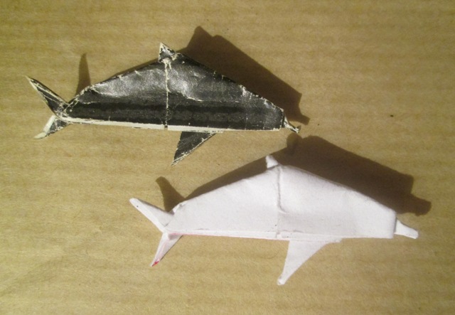 Dauphins de Jeremy Shafer
Plié tout les deux dans un carré de 4,62x4,62cm
Papier utilisée papier d'imprimante blanc et papier cadeaux noir  
Diagramme dolphin de Jeremy Shafer
