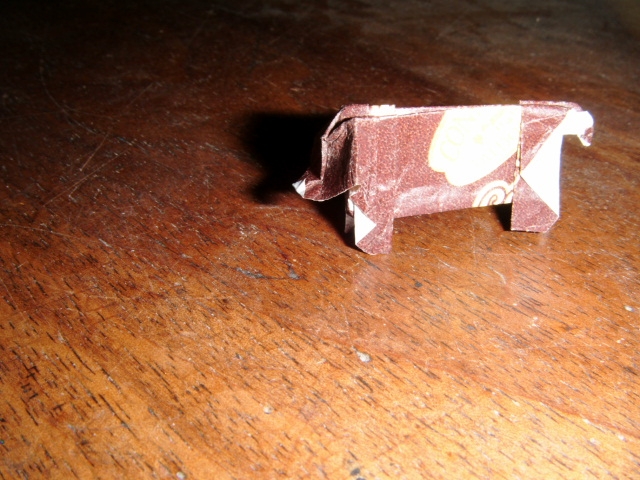Eléphant de Mike bright
Eléphant de mike bright plié dans un carrée de 6x6cm de papier de bonbon au chocolat.
