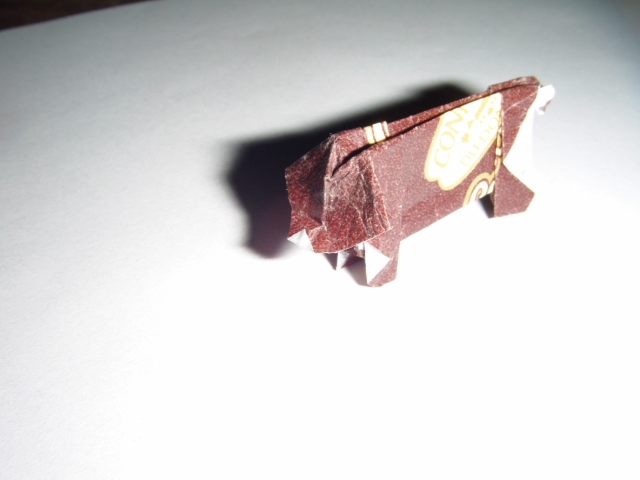 Eléphant de Mike Bright
Eléphant de Mike Bright plié dans un carrée de 6x6cm de papier de bonbon au chocolat.
