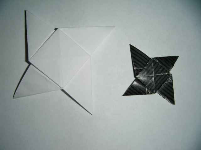 Etoile à 4 branches
Deux étoilé à 4 branches une plié dans un papier d'imprimante carré de 8,5x8,5cm et une autre plié dans du papier cadeaux noir carré de 5x5cm.Diagramme (4pointed-star-print Pdf de 12 étapes) sur le site http://www.origami-fun.com. 
