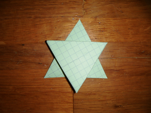 Etoile à 6 branches
Diagramme provenant du livre "l'origami de A à Z" de Ashley Wood.
Plié dans une feuille cartonné vert diagramme débutant par un triangle isocéle de 10x10x10cm.

