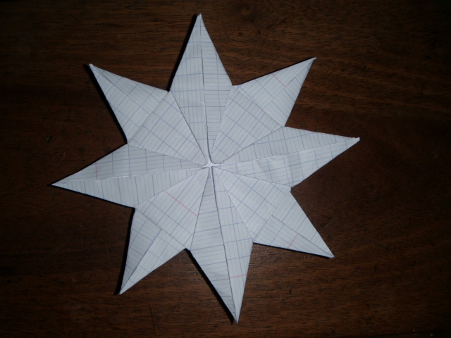 Etoile à 8 branches
Diagramme pris dans le livre "origami" de Linda Barker.
Plié dans deux carrée de 15x15cm papier grand carreaux.
