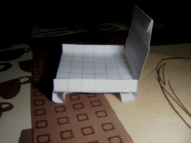 Un fauteuil
Plié dans deux papier rectangulaire et assemblée papier petit carreaux.
