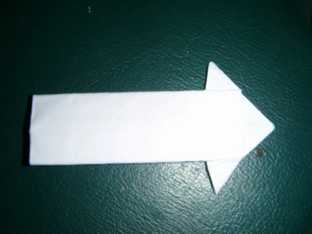 Une flèche
Une flèche diagramme de 10 étapes niveau facile.
Plié dans une feuille carré de 10x10 cm de papier d'imprimante.
