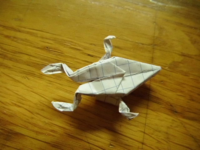 Une Grenouille
Grenouille gonflo plié dans une feuille petit carreaux carrée de 8x8cm.
