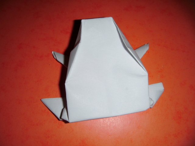 Grenouille
grenouille un peu simplifiée du modèle traditionnel de la grenouille sautante.Diagramme de 14 étapes trouver dans le livre l'origami de A à Z de Ashley Wood. Pliée dans un papier d'imprimante carrée de 21x21cm.

