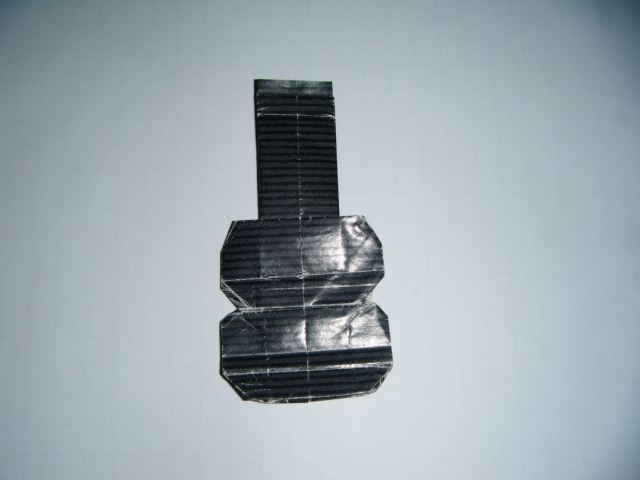 Guitare
Plié dans un rectangle de 9x15cm de papier cadeaux noir diagramme crée par A.A.Fehl "Dollar Bill Acoustic Guitar" de 26 étapes. Diagramme trouver sur le site origami ressource center.

