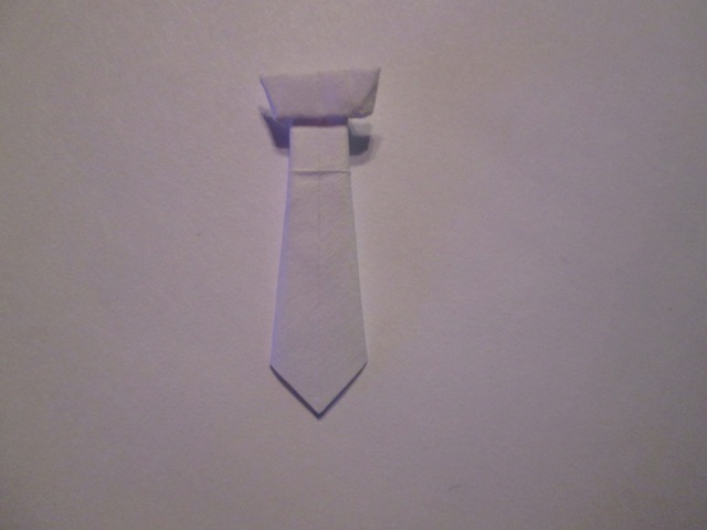 Une Cravate
Une cravate pliée dans un carré de 4x4cm de papier d'imprimante diagramme sur le site http://japanfan.free.fr/origami.html#cravate
