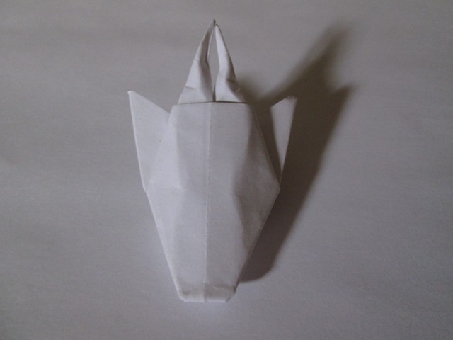 Tête de Bouc de Nick Robinson
Tête de Bouc de Nick Robinson diagramme de 12 étapes plié dans un carré de 10x10cm de papier d'imprimante diagramme page 117 à 120 du livre "Origamis pour les champions" au éditions Atlas
