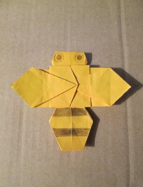Une Abeille
Abeille plié dans un carré de 15x15 cm de papier d'imprimante bicolore jaune et blanc.
Diagramme de Fumiaki Shingu et sur le site "Origami club".
Visage et motif dessiner au crayon de couleur noir.

