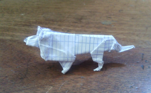 Un lion de Robert J.Lang
Lion de Robert J.Lang réalisé grâce à une vidéo de youtube. Plié dans un carré de 10x10cm de papier grand carreaux.
