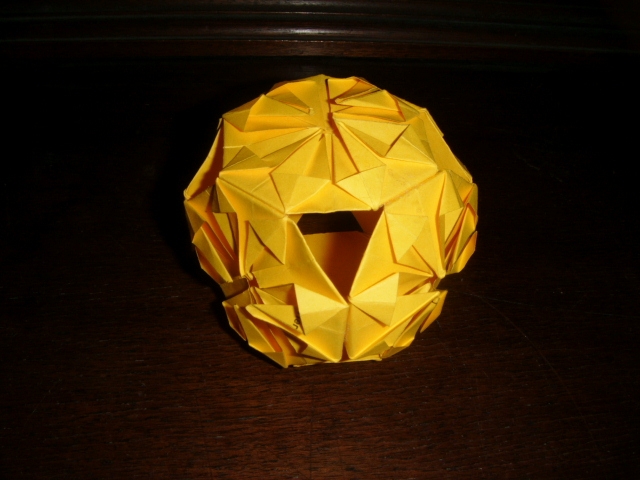 Kusudama Classique
 Kusudama classique jaune de 6 modules carrée de 10x10 cm.Diagramme pris d'un magazine sur le pliage de papier.
