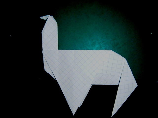 Un lama
Essai du diagramme de la girafe du livre "Super quick origami animals" de Nick Robinson qui c'est transformé en lama (mauvais pliage d'une étape). Carrée de 18*18.

