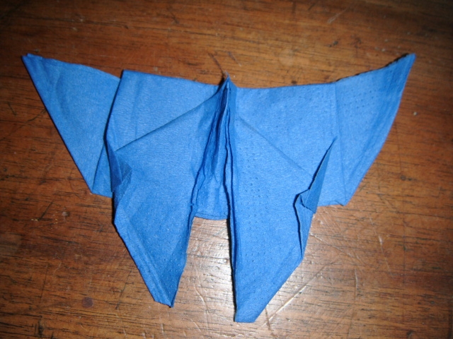 Un papillon
Diagramme dans le livre "origami" de Linda Barker.
Plié dans une serviette en papier carrée de 16x16cm.
