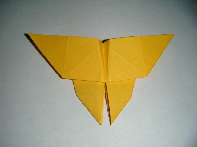 Papillon traditionnel de David Petty
Papillon traditionnel de David Petty plié dans un carré jaune de 10x10cm.
