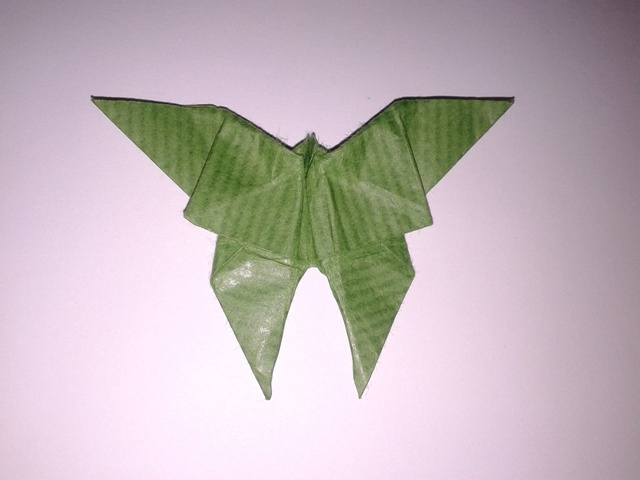 Papillon de Kunihito kasahara
Papillon de Kunihito kasahara plié dans un carré de 10x10cm de papier kraft vert clair.
