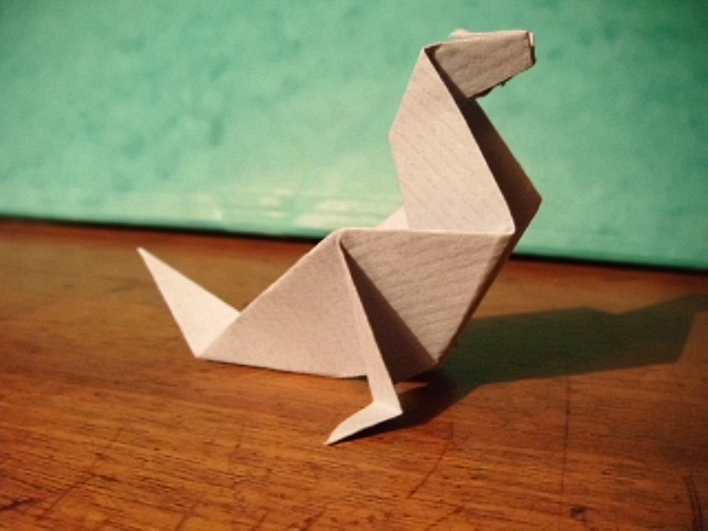 Un Phoque 
Phoque réalisé grâce au diagramme des fiches atlas plié dans un carré de 10x10cm de papier kraft bleu ciel .
