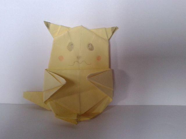 Pikachu
Pikachu de Robert J.Lang plié dans un carré de 14x14 cm de papier d'imprimant jaune clair.
Figure dessiné au crayon de couleur.
