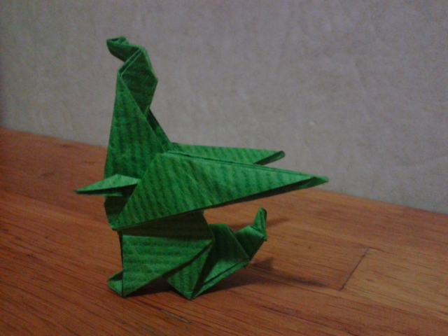 Dragon de Gilad Aharoni 
Dragon de Gilad Aharoni (Israel) diagramme format pdf de 18 étapes plié dans un papier kraft vert clair carré de 15x15cm.
