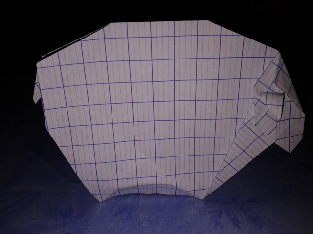Mouton de Roman Diaz
Voici le Mouton de Roman Diaz plié dans un carré de 15x15cm de papier grands carreaux (Diagramme de 21 étapes).
