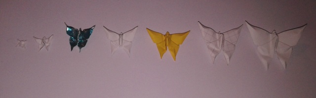 Des papillons
Voici un papillon diagramme sur le site LadySwallow.deviantART.com plié 7 fois dans différentes taille de carré et différents papier.
De gauche vers droite un carré de 1x1cm papier d'imprimante, un carré de 2x2cm papier d'imprimante, un carré de 3,5x3,5cm papier de chewing-gum, un carré de 3,5x3,5cm Papier d'imprimante, un carré de 4x4cm papier jaune type imprimante, un carré de 5x5cm papier petit carreaux, un carré de 6x6cm papier d'imprimante.
