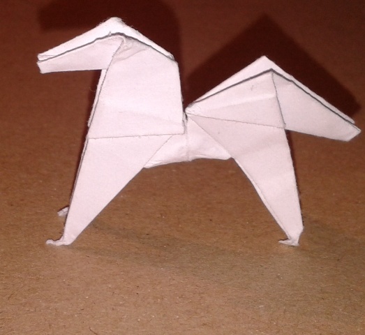 Un Cheval Poney
Cheval poney diagramme de 15 étapes sur le site origami club "A runt pony" de Fumiaki Shingu.Plié dans un carré de feuille d'imprimante de 7x7cm.
