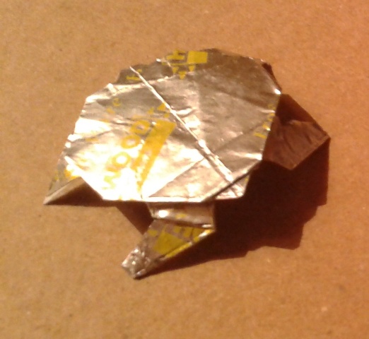 Une Tortue de Mer
Tortue de mer diagramme de 17 étapes sur le site Origami chine culture.Plié dans un carré de 3,8x3,8 cm de papier d'emballage de chewing gun. 
