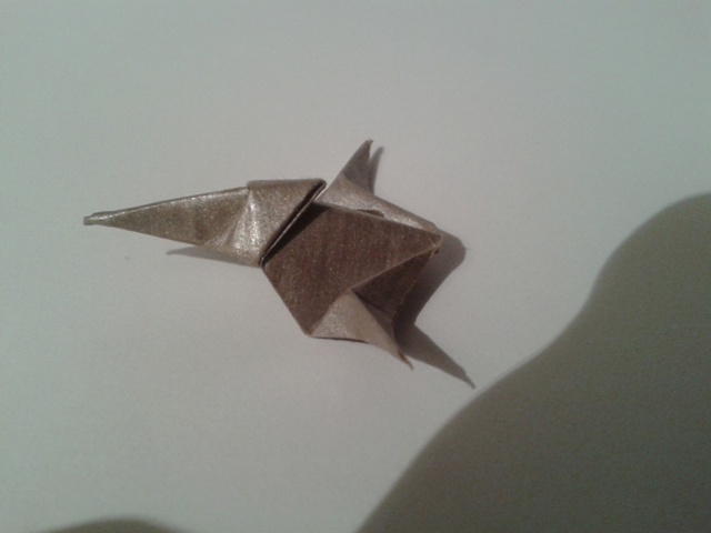 Ptérosaur
Ptérosaur de Nick Robinson pliage simple diagramme pecking ptérosaur sur http://www.origami.me.uk pliée dans un carré de papier kraf de 5x5cm.
