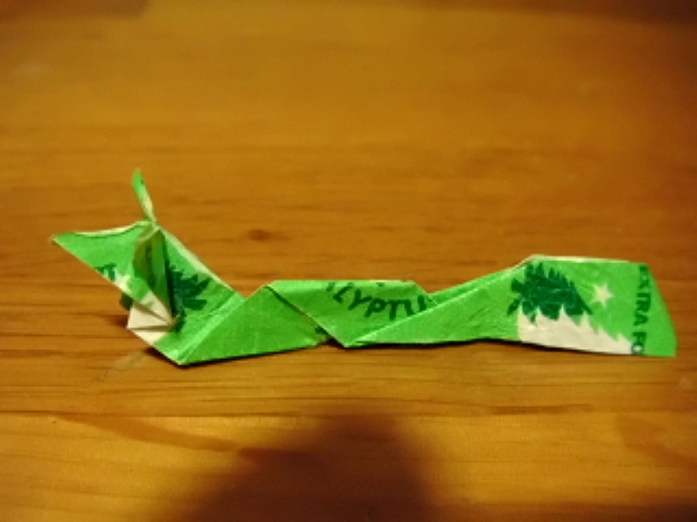 Un renard
Modéle conçu par Mitsue okuda diagramme dans le livre de Ashley Wood "l'origami de A à Z"
Plié dans un rectangle de 6x3cm papier de bonbons menthol eucalyptus.
