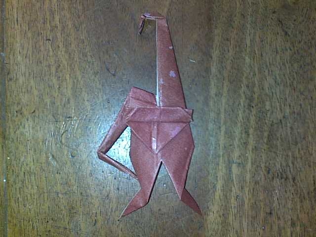 Un singe
Diagramme provenant du site"origami chine culture" 
Plié dans un carrée de 15x15cm de papier cadeaux rocher
