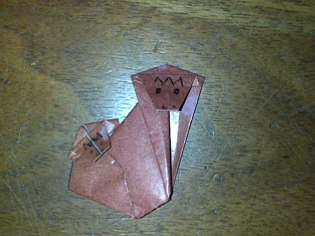 Un singe avec son bébé
Diagramme trouver sur le net.
Plié dans un carrée de 9x9cm de papier cadeau rocher.
