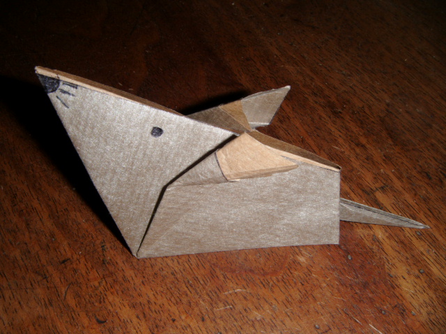 Souris de Fumiaki Shingu
Diagramme mouse2 provenant du site "Origami Club".
Plié dans un carrée de papier kraft de 15x15cm.
