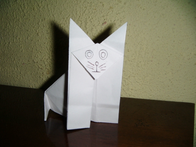 Chat
Diagramme de Robin Glynn format pdf de 32 étapes.
Plié dans un carrée de 17x17cm feuille grand carreaux.
