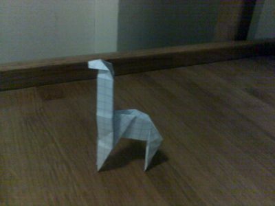 Une girafe
Diagramme de nick robinson ou dans le livre"Super quick origami animals".
Fait dans un carrée de 10x10cm papier petit carreaux.
