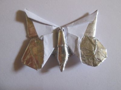 Un papillon pour Eric Joisel de Michael G. LaFosse
Un papillon pour Eric Joisel de Michael G. LaFosse
Plié dans un papier d'imprimante collé a un papier d'alu de cuisine diagramme plié dans un carré de 10x10 cm. 

Les étapes 2, 3 et 4 du diagramme ne sont pas réalisée exactement comme indiqué sur le diagramme donc sa donne un papillon pas vraiment symétrique et je n'ai pas pu réalisée l'étape 21 car les étapes 2, 3 et 4 n'ont pas été réalisée comme le diagramme

