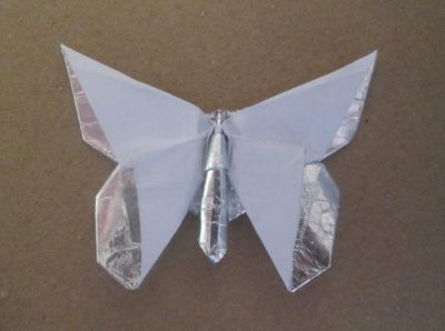 Un Papillon pour Eric Joisel de Michael G. LaFosse
Un Papillon pour Eric Joisel de Michael G. LaFosse 
Plié dans un papier d'imprimante collé a un papier d'alu de cuisine diagramme plié dans un carré de 10x10 cm. 
